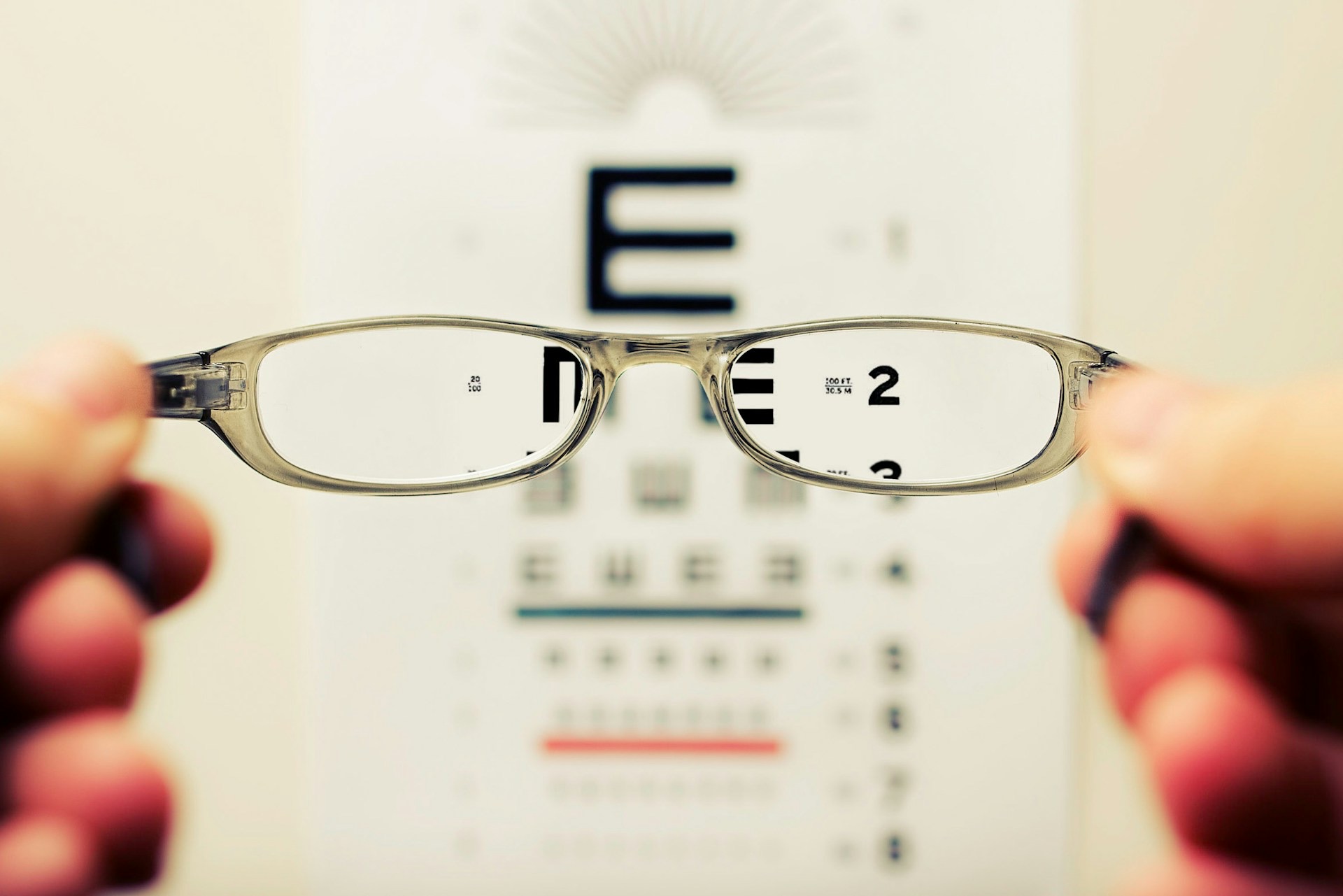 Brille vor einer Sehtafel – Sehtest bei The Eyemaker Zürich