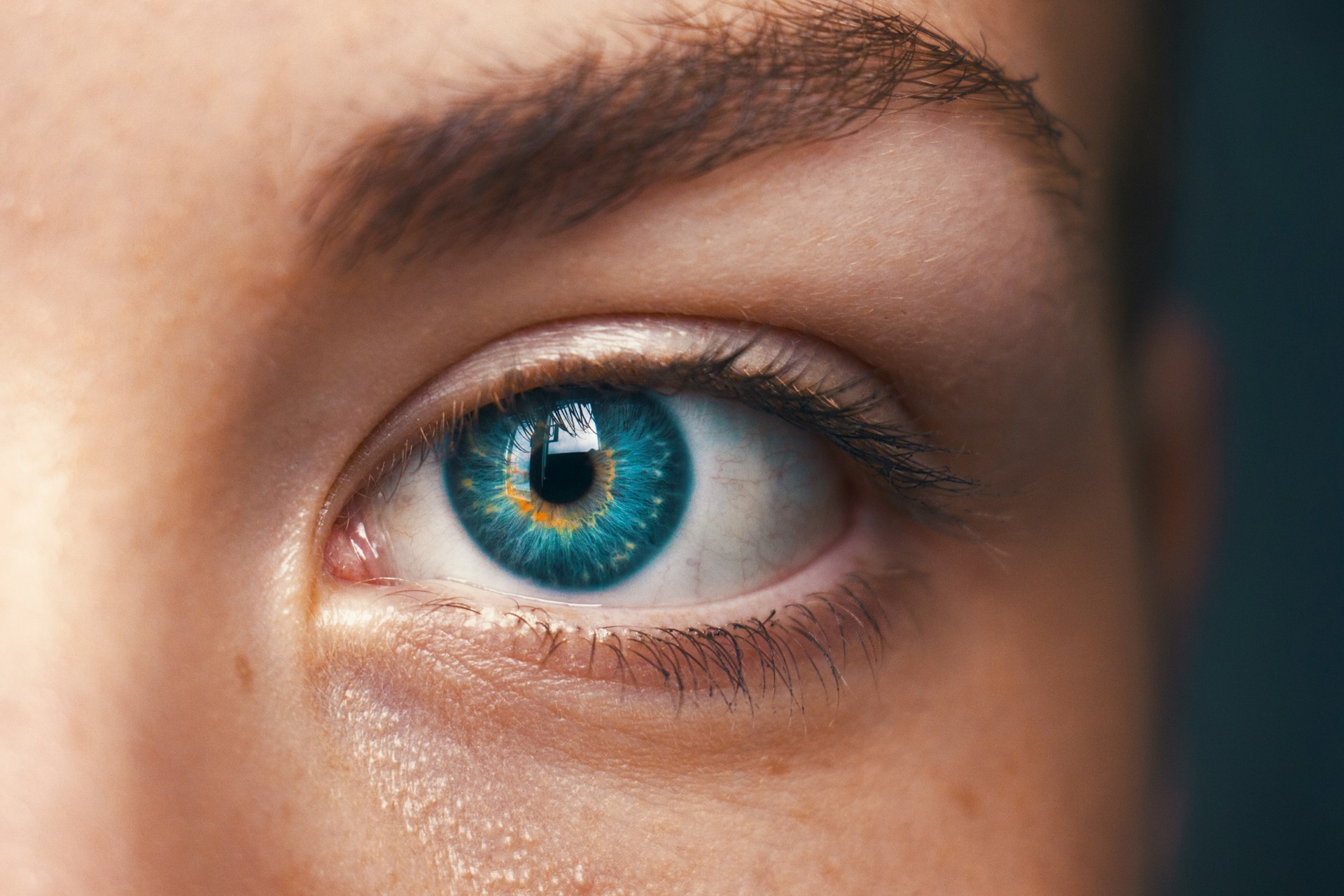 Nahaufnahme eines Auges – Kontaktlinsenanpassung bei The Eyemaker Zürich